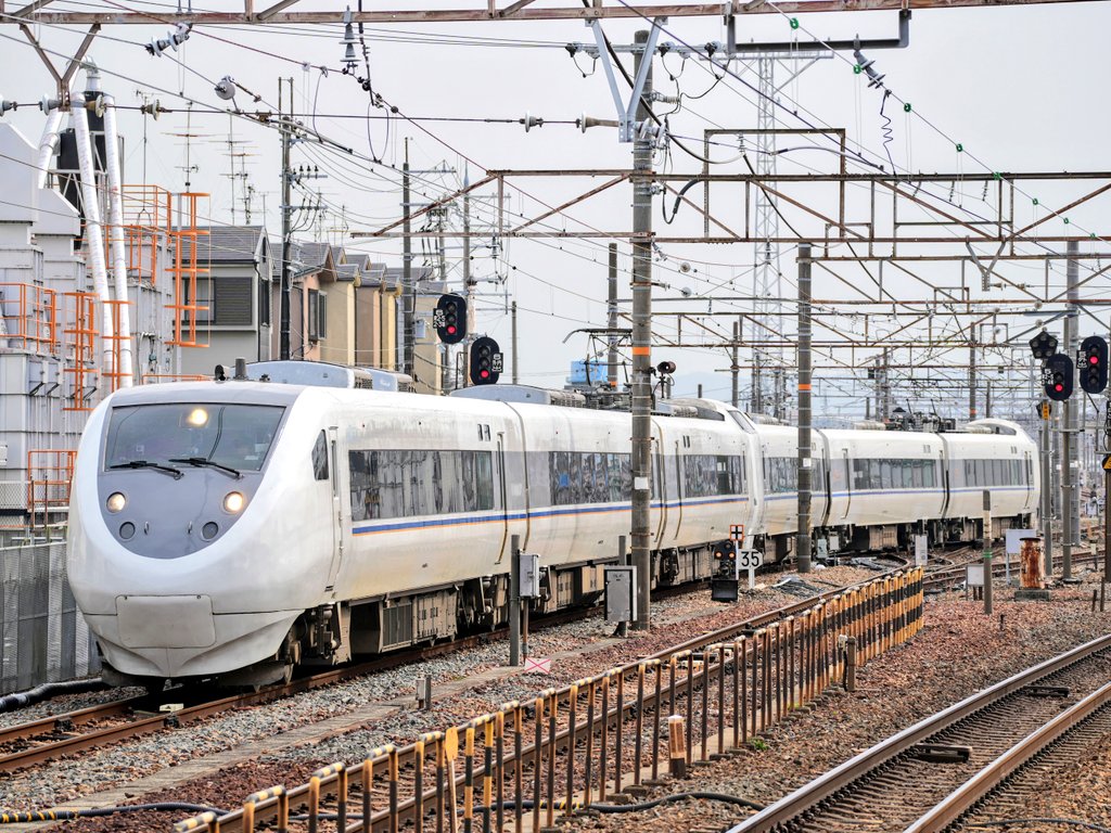 681系/683系6両編成 (V41編成/N02編成) 回送 野洲行き(14: 42)、EF65