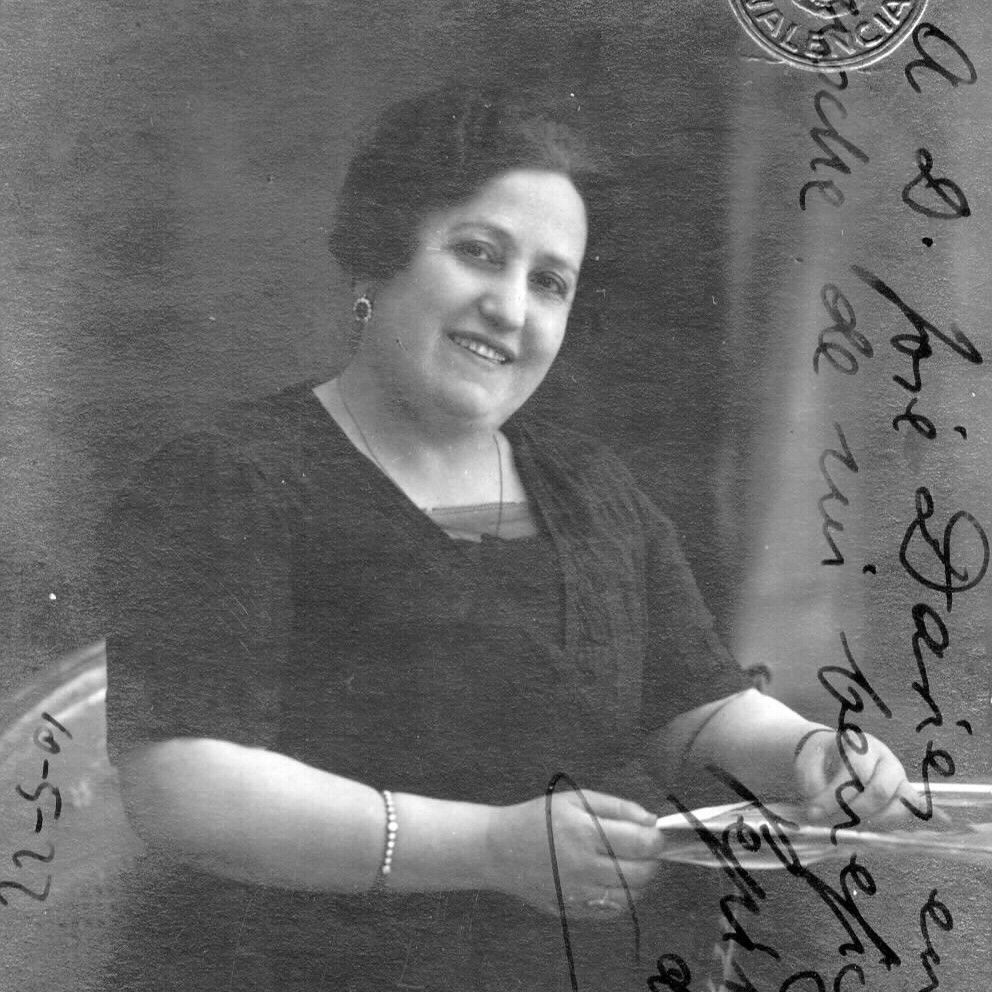 ProjecteSonore's tweet photo. #TalDiaComHui de 1888 nasqué a València la cantant Josefa Alcácer Soler, coneguda com a Pepita Alcácer. S’especialitzà en teatre líric popular, amb una llarga trajectòria artística
🔴 It. 3 Veus > Professionalitzar l’escenari https://t.co/BVdyB5pLz0
📷 Leonar 1922 @GVABValenciana https://t.co/bpHroSf7kM