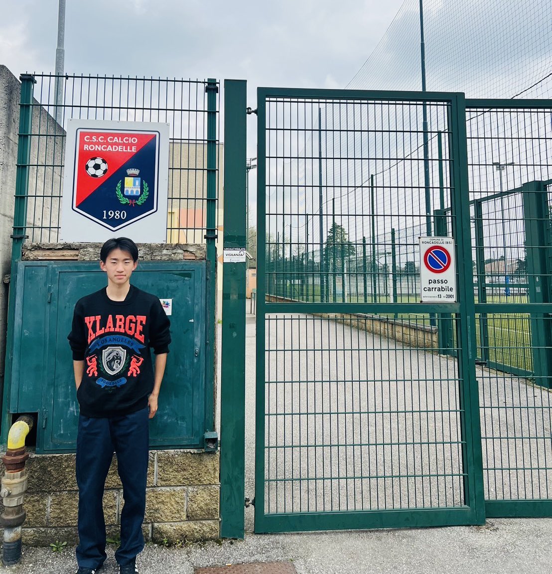 CALCIO_2008's tweet photo. 本日よりイタリアレベルアップ留学に参加する、中村選手(17歳)⚽️

ブレシア県の地元クラブの『ロンカデッレ』に参加が決まっており、2週間みっちりトレーニングをしてもらいましょう❗️

#サッカー留学 #イタリア留学 #セリエA #現役高校生 #高校サッカー https://t.co/i2xWKyL9ND