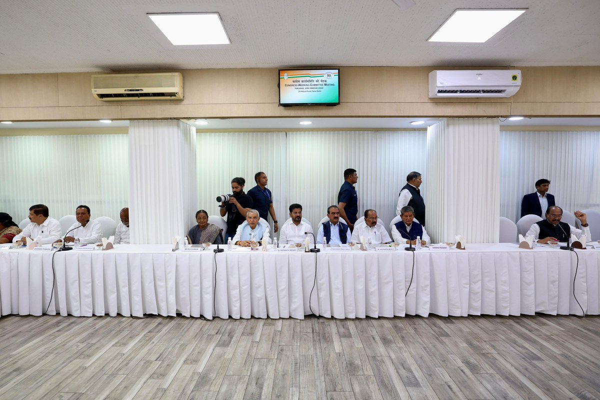 SukhuSukhvinder's tweet photo. दिल्ली कांग्रेस मुख्यालय में लोकसभा चुनाव की तैयारियों को लेकर कांग्रेस वर्किंग कमेटी की बैठक में शामिल हुआ।

हैं तैयार हम 
जय हिमाचल https://t.co/fskA0y9EKi
