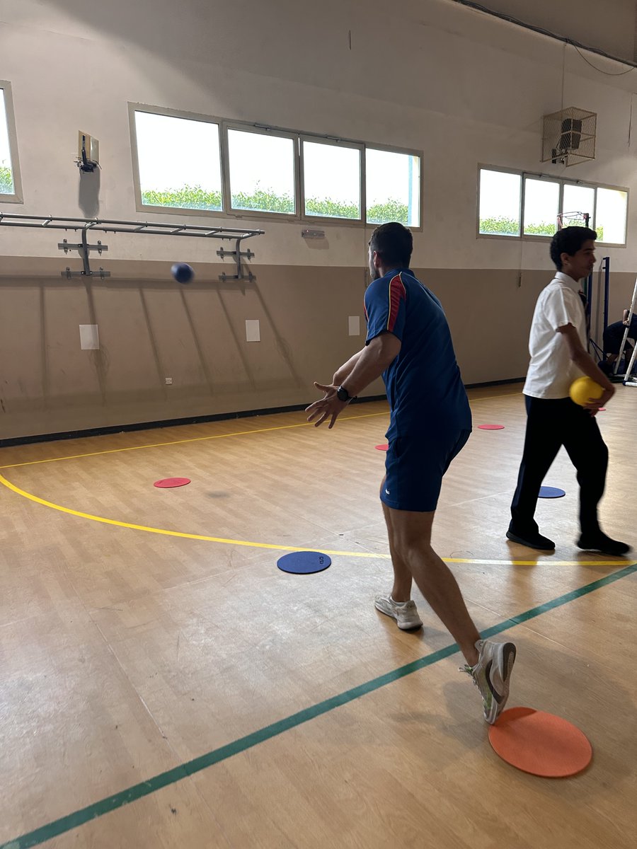 AIS_Sport's tweet photo. Grade 12 Sports &amp; Recreation students are practicing pitching for softball.🥎

#AISSports #AISGrade12 #AISSrSecondary https://t.co/oGRRwnxCv6