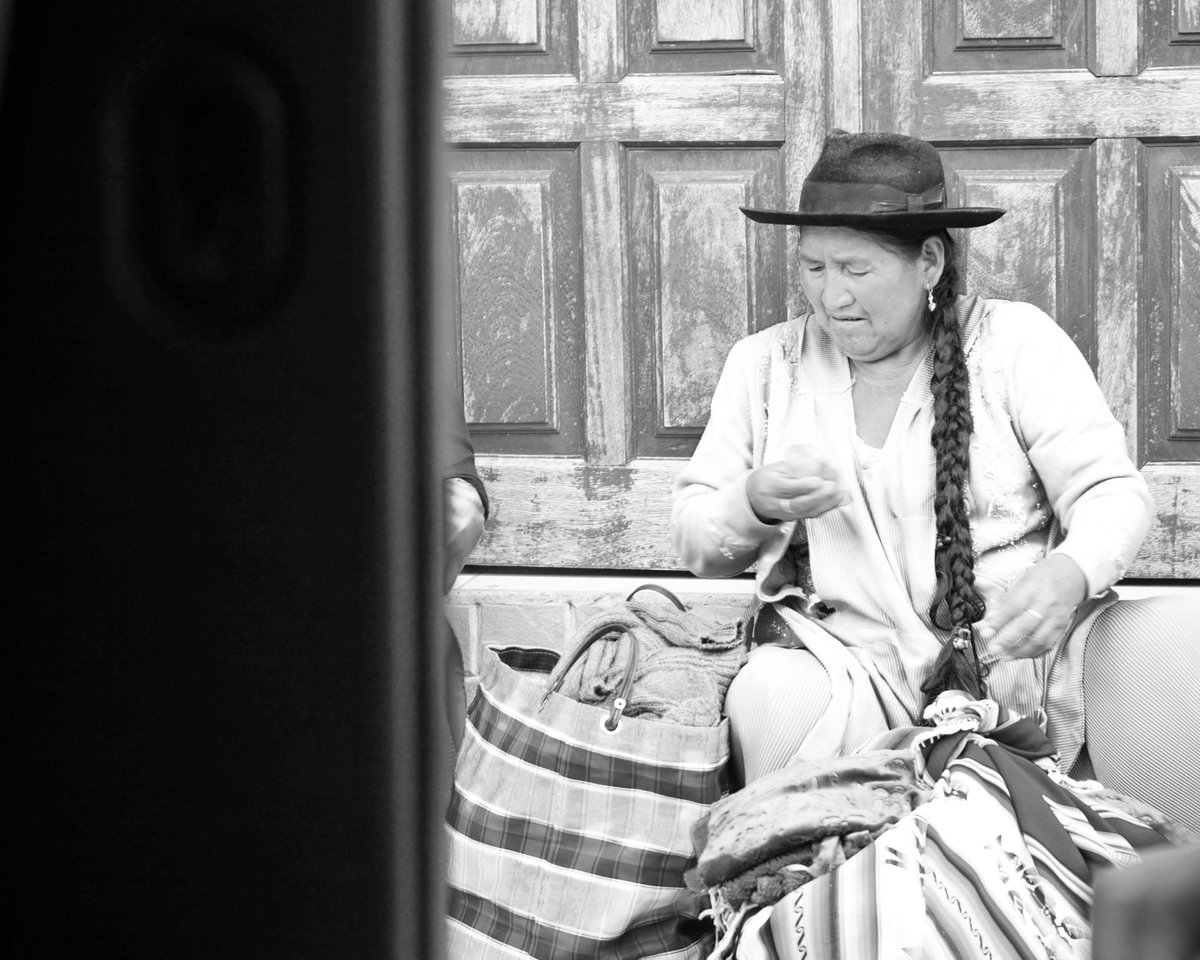 Bugün Bolivya'ya ışınlandım. Bolivya'daki yerli kültüre, insanların geleneklerini hala sürdürmelerini çok seviyorum. Bir Pazar günü Tarabuco adlı köyde kurulan pazarlarını ziyaret ettiğimde çektiğim fotoğraflarla 2020 yılına ışınlandım 💚