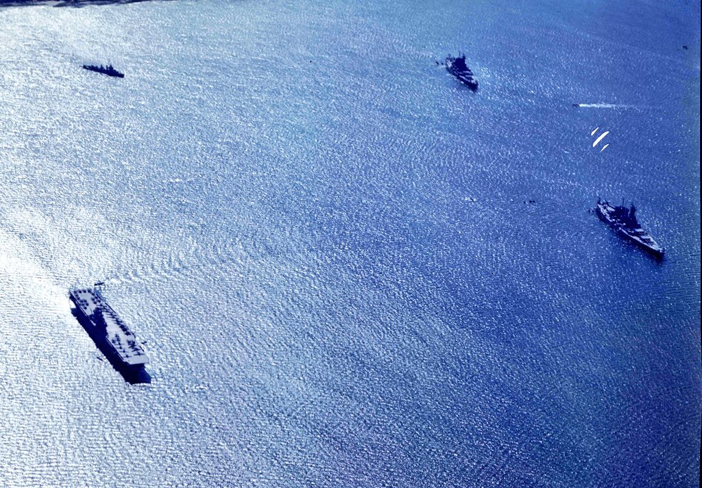 Aircraft carrier & Battleships

#USSWasp CV7 (1940-1942)
#NorthCarolina BB55 (1941-1947)
#Washington BB56 (1941-1947)

📷 #WW2 25 March 1942 #CascoBay

@USNavy 🇺🇸