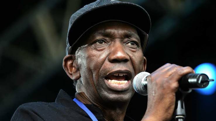 daddyhope's tweet photo. Thomas Mapfumo has shown that there are still principled people out there after he rejected gifts worth US$500k from the crooked one.

Thomas Mapfumo even rejected a house in a world where some people now live in mental squalor with immoral and corrupt minds.
Many don’t care that they are taking cars bought by money meant for hospitals, schools, roads, clean drinking water etc.

They have selfish and corrupt minds and only think about their greedy selves and nobody else!!

Their minds are bankrupt and see nothing wrong with praising convicted crooks and criminals  stealing from them as Mbinga.

In such a world, it is worth noting the ethical actions of the few like Mapfumo and Shadaya who still have a moral compass and are resolutely principled.

The importance of integrity, principles, and standing against corruption can never be over emphasised, it is the heart and soul of a fair society, one which doesn’t steal from the poor and throws crumps st them in exchange for immoral applause. 

An ethical stance in rejecting gifts that were bought through corrupt means is a powerful statement about the courage to act on one's principles.

Unshakable and uncompromised, Mukanya to the world!!!