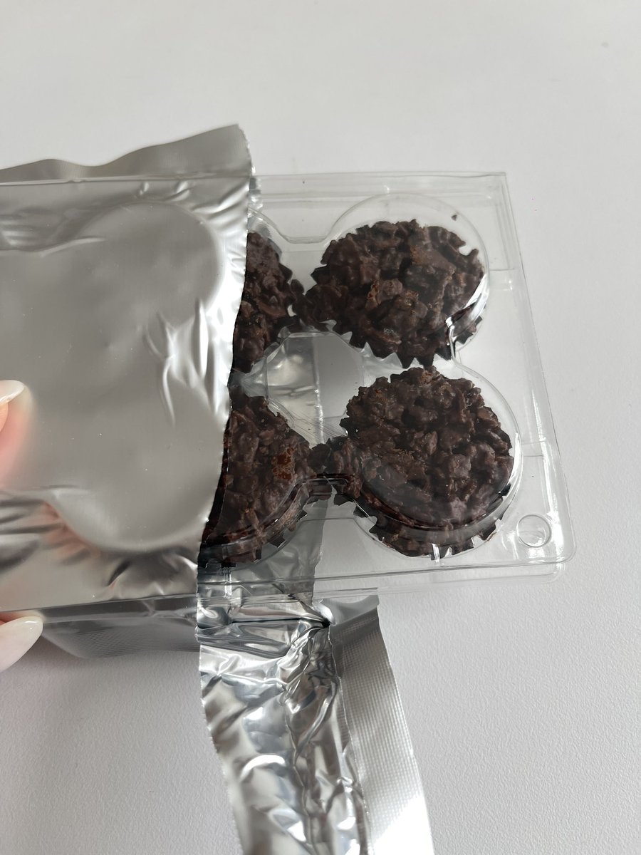 narumi_bkk's tweet photo. 〖 おすすめのタイ土産 〗 
タイ語の先生に教えてもらったココナッツのチョコレート
真空パックみたいになってた！
良い意味で手作りっぽい感じ
確かにめちゃ美味しい〜〜
パクパク食べちゃう🫢
ミスドのココナッツチョコレートが好きな方にぜひ🍩🤍
#タイ土産 https://t.co/xncVqcaB2p