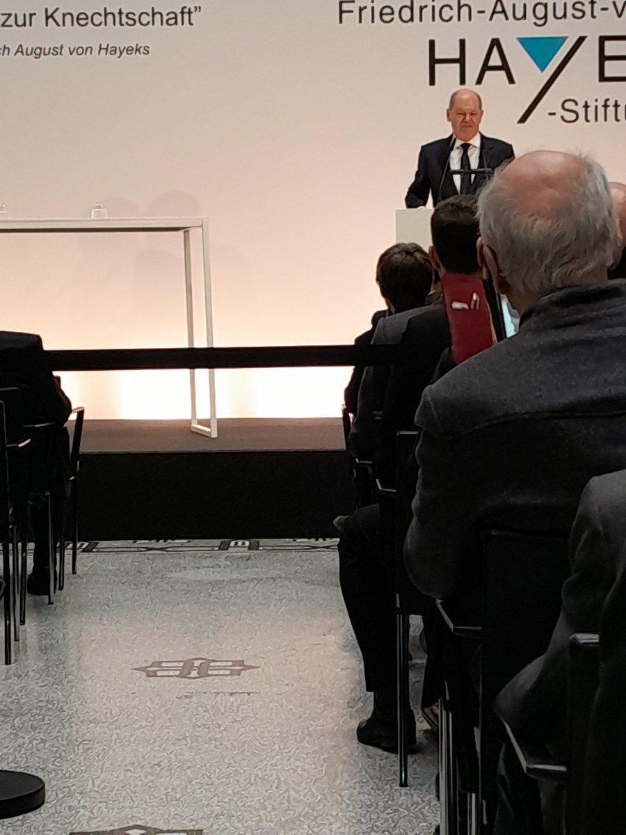 Olaf Scholz bei der Hayek Preisverleihung in Berlin: technologischer Fortschritt ist wesentlich für den Wandel. Wachstumsbremsen lösen. Weiterbildung auch im Alter. Auch das Potenzial von Frauen und den sog. Zuwanderern wird nicht vergessen: Offenheit statt Knechtschaft. Na denne
