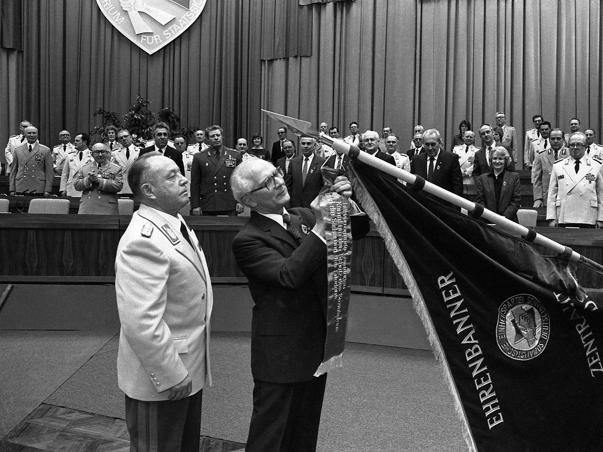 Die neue Regierungsmethode in Deutschland ist, die alte DDR wieder zum Leben zu erwecken, Diktatur und Stasimethoden, unsere diktierte Demokratie Deutschland, wo der Deutsche nur noch geduldet ist.