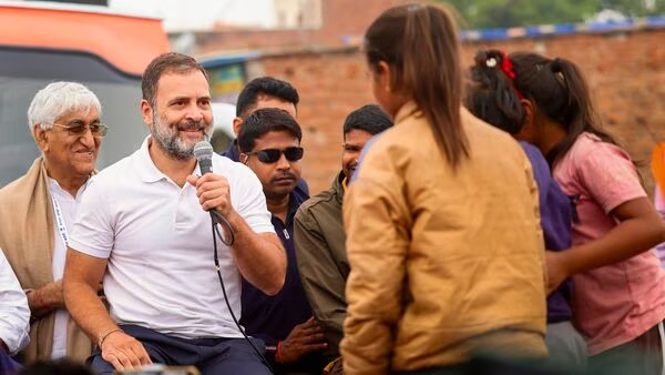 aanand_krishnaa's tweet photo. ये देश का दुर्भाग्य है कि ऐसे लोग न्याय यात्रा निकाल रहे हैं जो खुद 7 मामलों में जमानत पर है !

#LokSabhaElections2024 #RahulGandhi #Pappu #CurruptMP #HindusUnderAttack #NupurSharma #CongressMuktBharat #Varanasi #Coimbatore #ElectionCommission https://t.co/1d2DnBpcxI