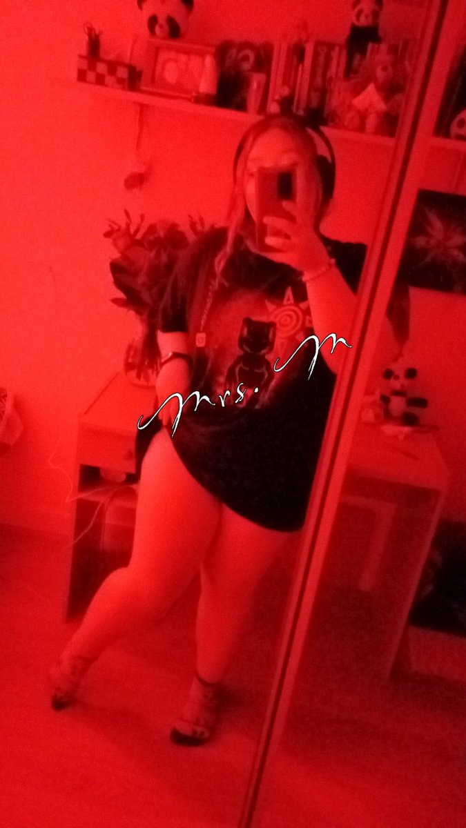 FindomMrs's tweet image. Good morning!
Open your wallet and say it back findom💋.
Feeling so so hot 🔥