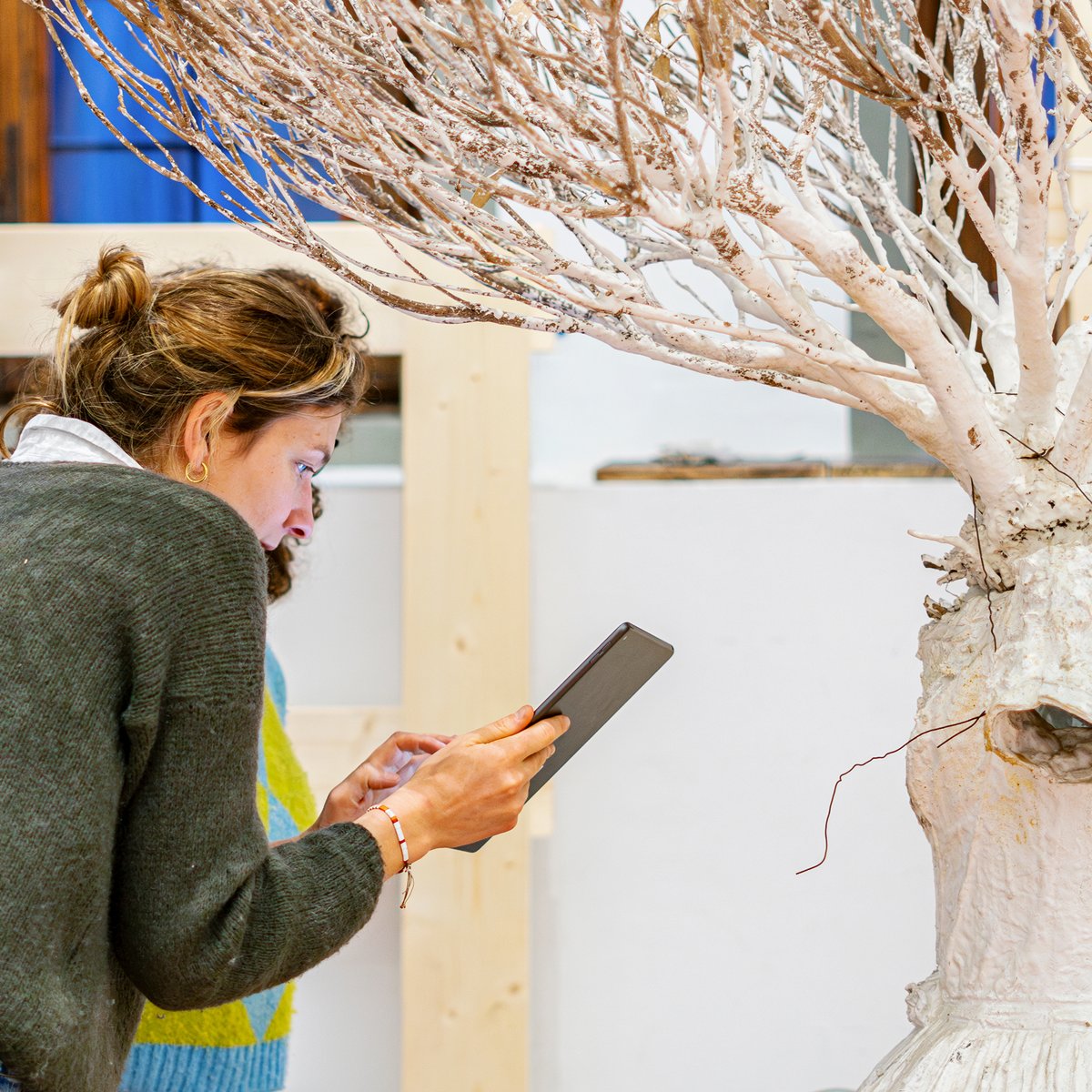 Ultimi ritocchi alla mostra #AnselmKiefer #AngeliCaduti! Sono oltre 100 le persone che hanno lavorato a #Palazzo Strozzi durante le settimane di allestimento. Scopri di più sulla mostra: ow.ly/LuPB50QTxSy