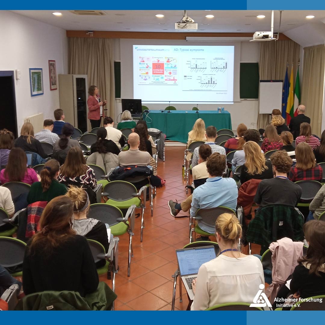 Beim ersten EAAW (European Alzheimer Academy Workshop) in Bertinoro (it.) vermitteln wir bis 21.3. mit unseren Partnerorganisationen aus den Niederlanden und Frankreich, wie sich Post-Docs und PhDs erfolgreich auf unsere #Fördermittel für #Demenz-#Forschung bewerben. #alzstoppen