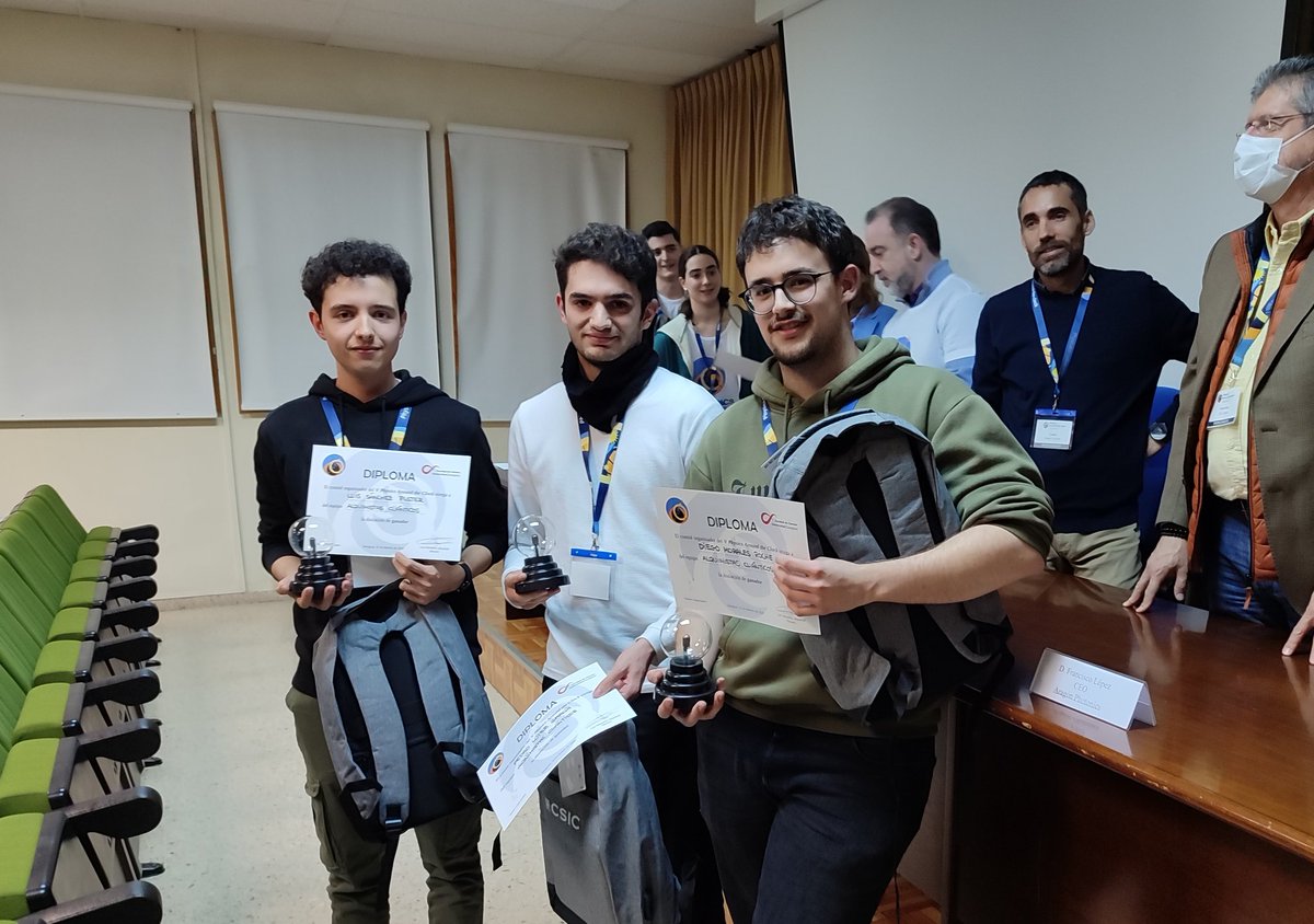 physicsatc's tweet photo. Finalmente clausuramos el evento con la entrega de premios. Enhorabuena a Neutrinos Divinos, Alquimistas Cuánticos y Bamboleos por alzaros con la victoria! 🏆 https://t.co/x9MoiqORJ9