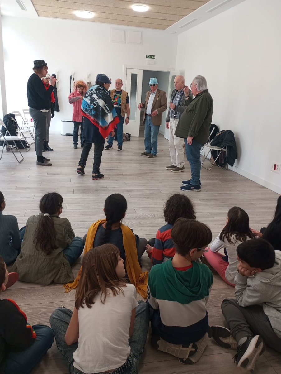 NouPatufet's tweet photo. 5è seguim fent l'aprenentatge/servei amb @arapdis. Avui fem un taller de teatre, ens desinhibim, actuem, interpretem juntes amb les usuàries. 
#AprendreperaTransformar #ODS3 #ODS4 #ODS10
#NouPatufet #EscolesCoop. https://t.co/SQC9h0sQkO