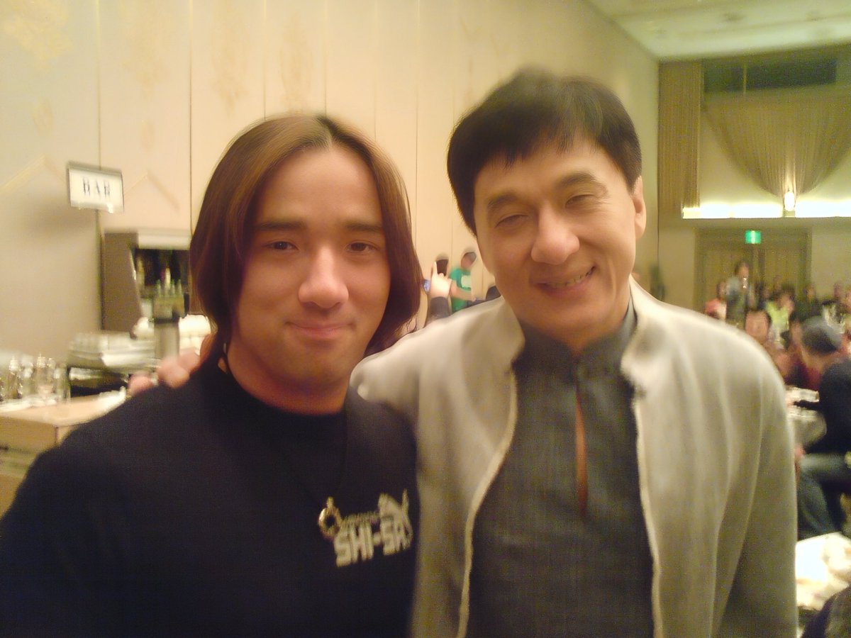 ninja_actor's tweet photo. ジャッキーチェン主演映画
「新宿インシデント」の打ち上げパーティーでジャッキーとツーショット。
神戸ロケ一ヶ月間ジャッキーチェンと一緒でしたー。エンドクレジットに、日本人スタントメンバーに、僕の名前も入ってます。 https://t.co/yTmtRX0Zn1