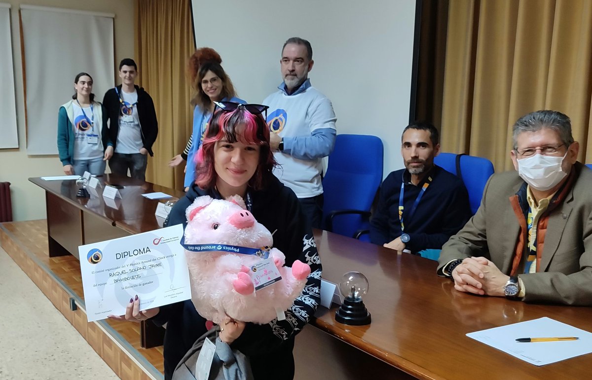 physicsatc's tweet photo. Finalmente clausuramos el evento con la entrega de premios. Enhorabuena a Neutrinos Divinos, Alquimistas Cuánticos y Bamboleos por alzaros con la victoria! 🏆 https://t.co/x9MoiqORJ9