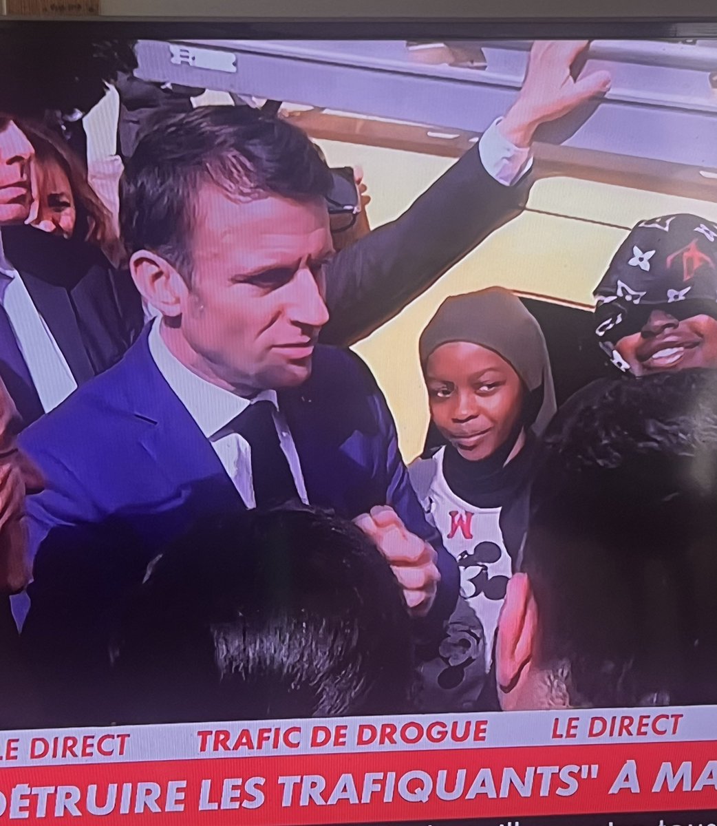 CordierAlice2's tweet photo. Ça veut remettre la République dans les cités mais ça ne le choque même pas d’avoir une gamine voilée à ses côtés. 

Ça commence bien.

#Marseille https://t.co/h8t6vFDhwe