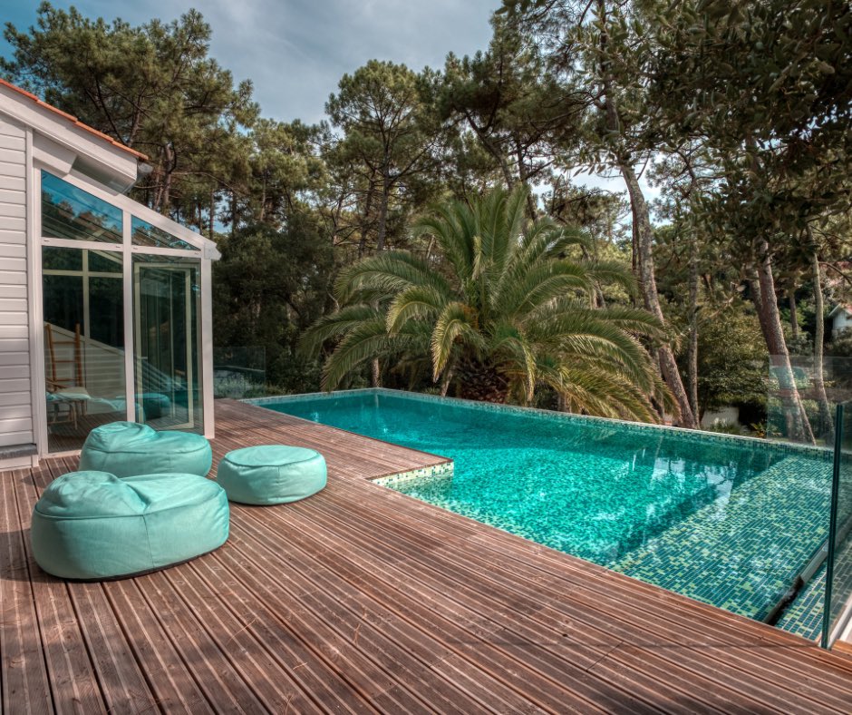 Imaginez une piscine qui s'élève au-dessus d'une forêt de pins, accessible directement du salon de votre maison contemporaine.. Les carreaux en mosaïque @Ezarri apportent des touches de vert tropical.