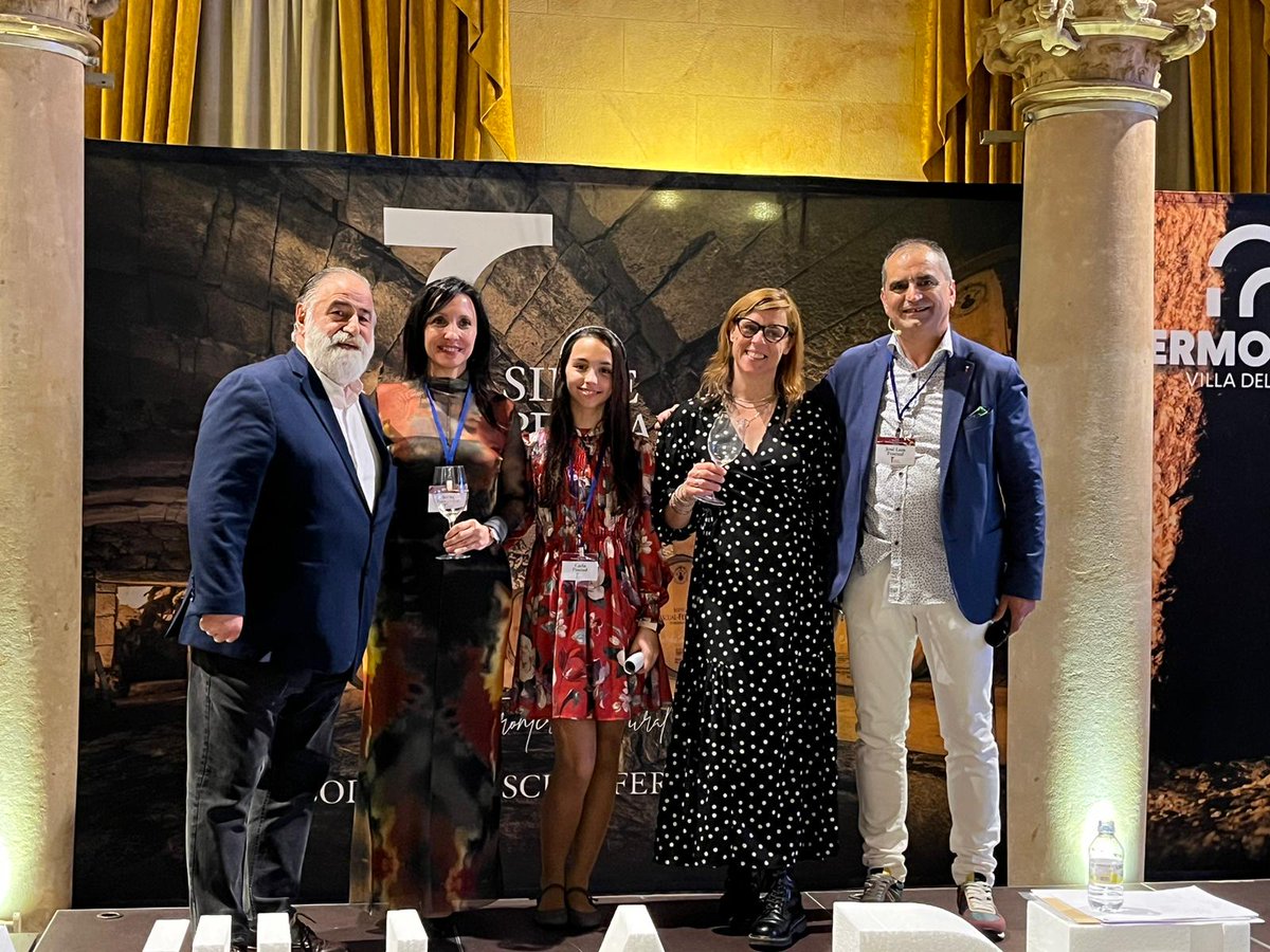 JavierPerezARGI's tweet photo. En el Casino de Salamanca tuvo lugar ayer todo un acontecimiento en el mundo del vino. Asistí a la puesta de largo de cepajes que pronto llegarán al consumidor. Variedades minoritarias como la mandón, la bastardillo chico, la puesta en cruz, la gajo arroba o tinto jeromo ya tienen respuesta sensorial en la copa 🍇

Felicito a José Luis Pascual, bodeguero y promotor incansable. A Pilo, el alcalde follaco (#Fermoselle), y a los técnicos del @ITACYL y de la @DOArribes por su impulso.

Bravo por los Siete Peldaños 🍷