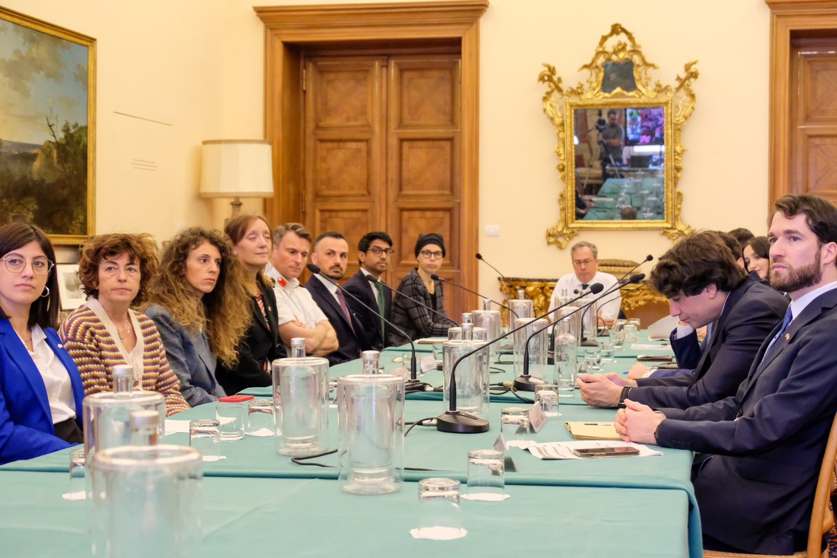 Insieme a <a href="/ItalyinLDN/">Italy in London</a> abbiamo lanciato quest’anno il primo Young Leaders Programme, una iniziativa 🇬🇧🇮🇹 dedicata a promuovere la collaborazione bilaterale in molteplici settori. 
Oggi, a Villa Wolkonsky e in remoto da Londra abbiamo incontrato i dieci rappresentanti under 40 #YLP