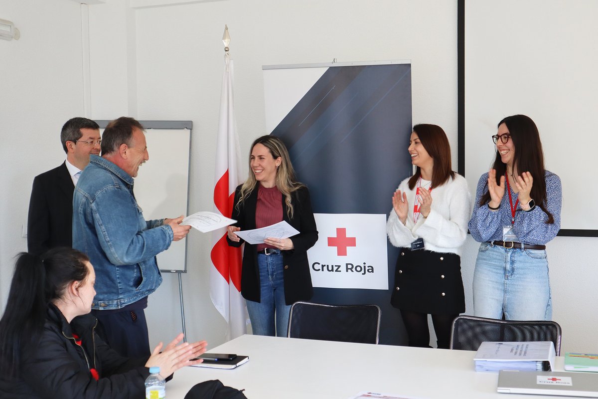 CREenZamora's tweet photo. [#PlanEmpleoCruzRoja] Hemos entregado los diplomas del Curso de Auxiliar de supermercado y almacén, impartido por Eulen, tanto en #Zamora como en #Benavente.

Financia @empleogob a través del programa #POISES, #FondoSocialEuropeo, el @MSocialGob y @jcyl y @familiajcyl https://t.co/w8ynZ37ZHb