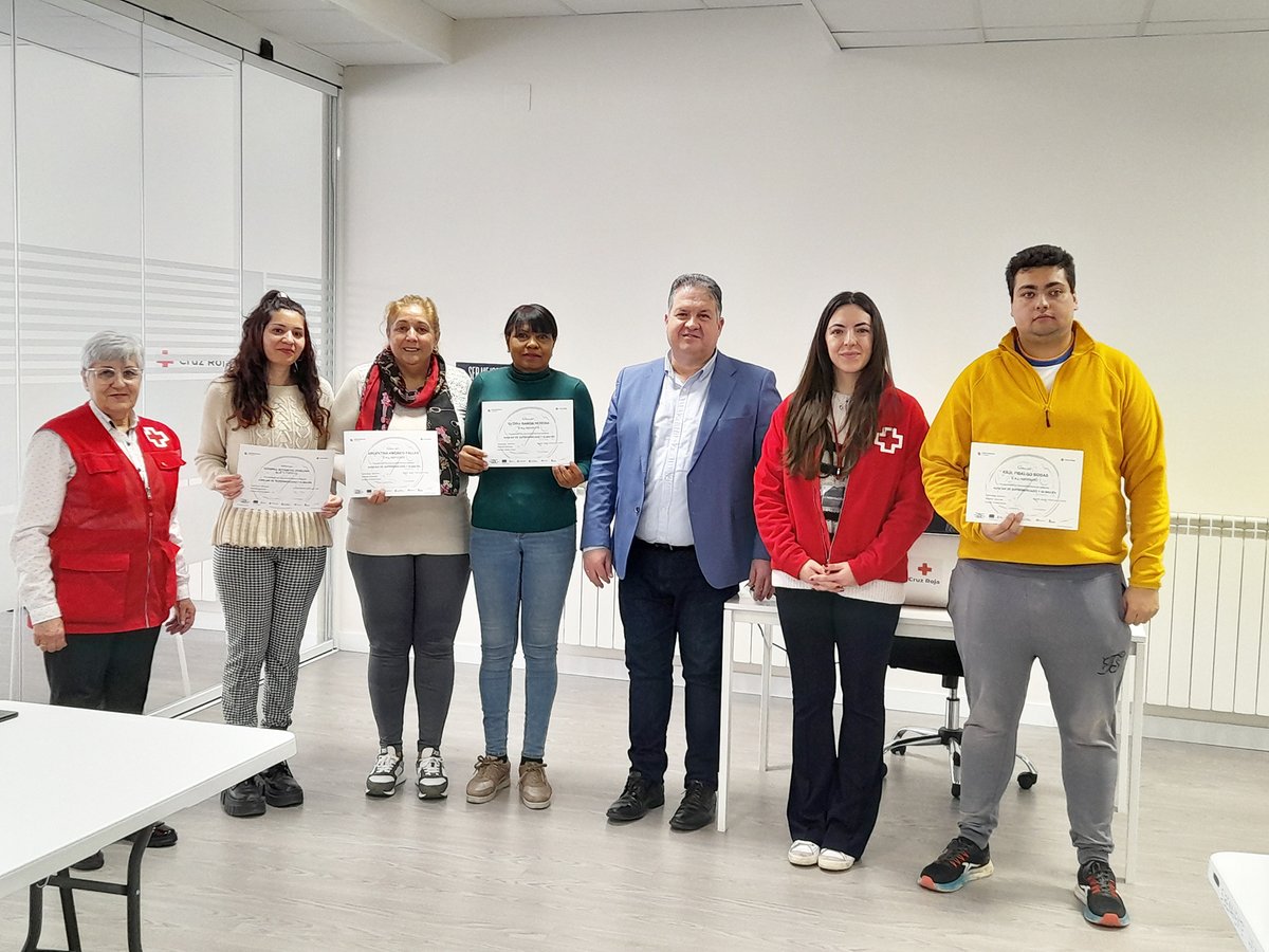 CREenZamora's tweet photo. [#PlanEmpleoCruzRoja] Hemos entregado los diplomas del Curso de Auxiliar de supermercado y almacén, impartido por Eulen, tanto en #Zamora como en #Benavente.

Financia @empleogob a través del programa #POISES, #FondoSocialEuropeo, el @MSocialGob y @jcyl y @familiajcyl https://t.co/w8ynZ37ZHb