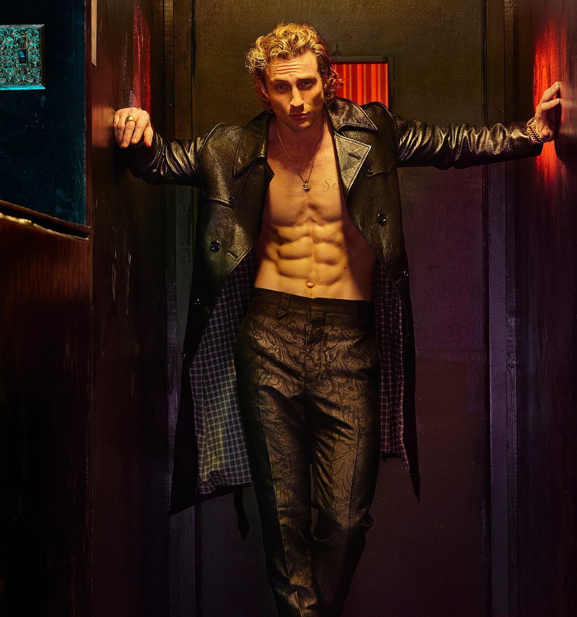 FilmUpdates's tweet photo. Aaron Taylor-Johnson has reportedly been offered the role of James Bond.

(https://t.co/W3D88XJg7x) https://t.co/feX5tspwLg
