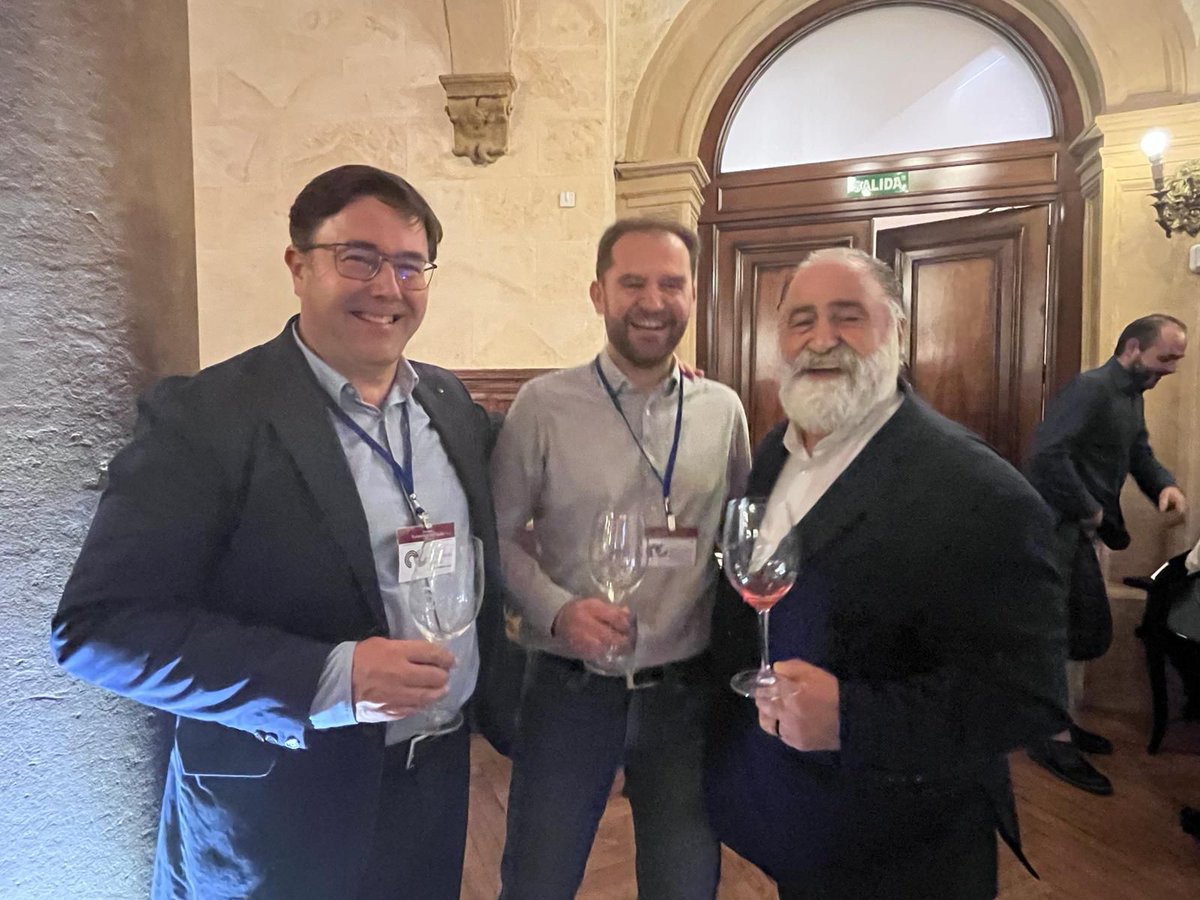 JavierPerezARGI's tweet photo. En el Casino de Salamanca tuvo lugar ayer todo un acontecimiento en el mundo del vino. Asistí a la puesta de largo de cepajes que pronto llegarán al consumidor. Variedades minoritarias como la mandón, la bastardillo chico, la puesta en cruz, la gajo arroba o tinto jeromo ya tienen respuesta sensorial en la copa 🍇

Felicito a José Luis Pascual, bodeguero y promotor incansable. A Pilo, el alcalde follaco (#Fermoselle), y a los técnicos del @ITACYL y de la @DOArribes por su impulso.

Bravo por los Siete Peldaños 🍷