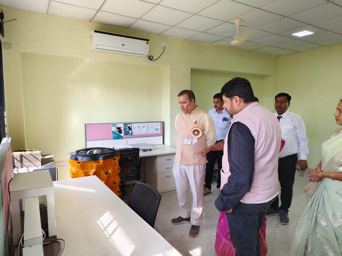STPI_FASAL's tweet photo. Dr S.N. Jha, Deputy Director General (Agri. Engg)
@icarindia & President, ISAE, New Delhi, visited #STPIFASAL CoE Akola and appreciated innovative work carried out by startups in CoE.
@stpiindia @arvindtw https://t.co/RIvbCQ85tw
