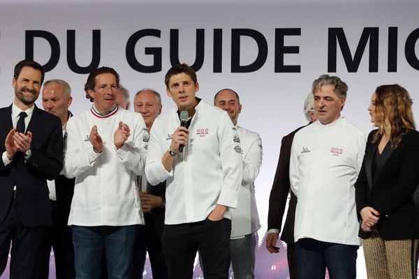 F3cotedazur's tweet photo. Guide Michelin 2024. "Je ne suis pas doué pour les discours, un peu plus en cuisine" : Fabien Ferré crée l’exploit en recevant trois étoiles d’un coup
https://t.co/ohPhdZue4J #GuideMichelin #guidemichelinFR https://t.co/YKUxMZgNv0