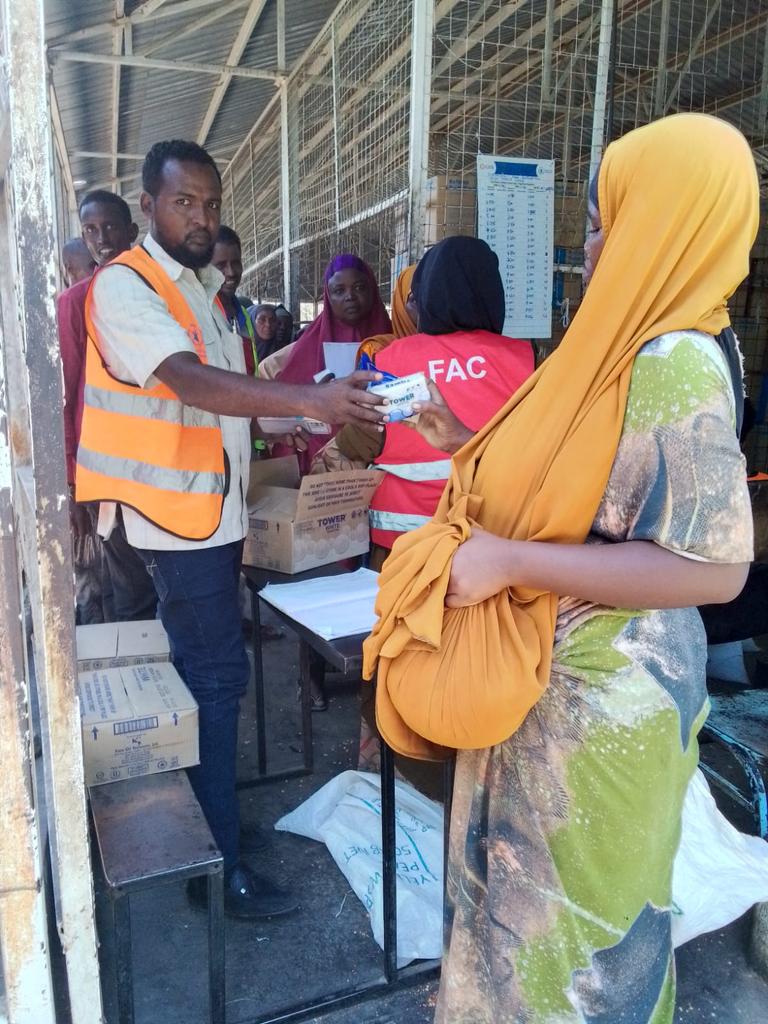 CAREinKenya's tweet photo. Newly registered refugees in Hagadera receiving food aid from @WFP_Kenya, while @CAREinKenya distributes 200gm soap. With CARE's Surge Fund, 3,217 soap pieces will be distributed to 1,227 households. #CIKStrategy #HumanitarianResponse https://t.co/F5bwsXzh1q