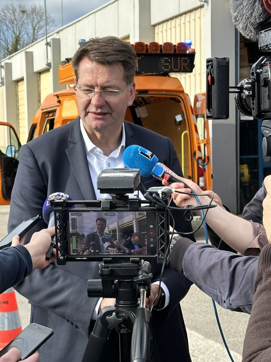 Dir_Nord's tweet photo. 📸 Lundi 18/03, la DIR Nord a accueilli Patrice Vergriete, ministre des Transports, sur son site à Villeneuve d’Ascq.
Ce déplacement était l’occasion d’aborder les différents enjeux en matière de sécurité des agents des routes.
#agentsdesroutes #securite #dirnord https://t.co/6hWXis298u