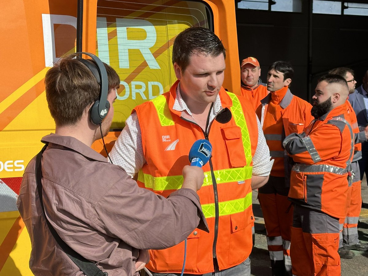 Dir_Nord's tweet photo. 📸 Lundi 18/03, la DIR Nord a accueilli Patrice Vergriete, ministre des Transports, sur son site à Villeneuve d’Ascq.
Ce déplacement était l’occasion d’aborder les différents enjeux en matière de sécurité des agents des routes.
#agentsdesroutes #securite #dirnord https://t.co/6hWXis298u