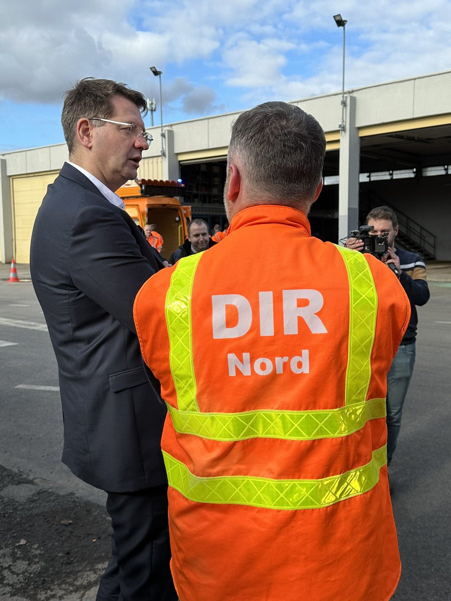 Dir_Nord's tweet photo. 📸 Lundi 18/03, la DIR Nord a accueilli Patrice Vergriete, ministre des Transports, sur son site à Villeneuve d’Ascq.
Ce déplacement était l’occasion d’aborder les différents enjeux en matière de sécurité des agents des routes.
#agentsdesroutes #securite #dirnord https://t.co/6hWXis298u