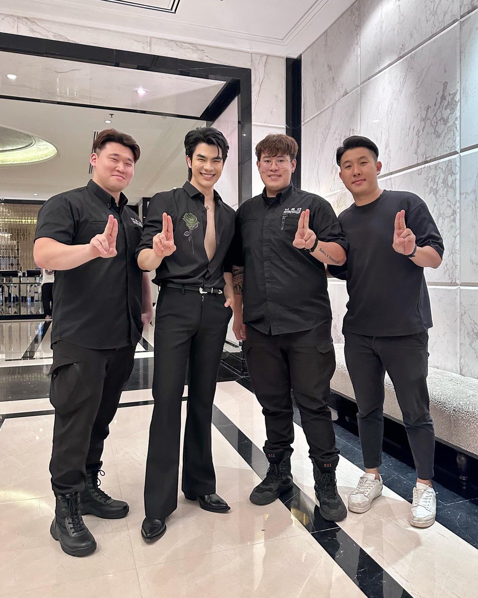 freakinglovit's tweet photo. 190324 | Mile Phakphum ✨✨💚

———( #MileFB ) Mile Phakphum FB 

Goshhhhh the caption tho😆😆

Caption: 

,,, พา Bodyguard สาขา Malaysia เข้าลัทธิ 2 นิ้วเบียดเรียบร้อย😂 ,,,

—————
@milephakphum ㋛ x #MilePhakphum ツ
#GreenyRose ㋛ https://t.co/pAWapNFFRg