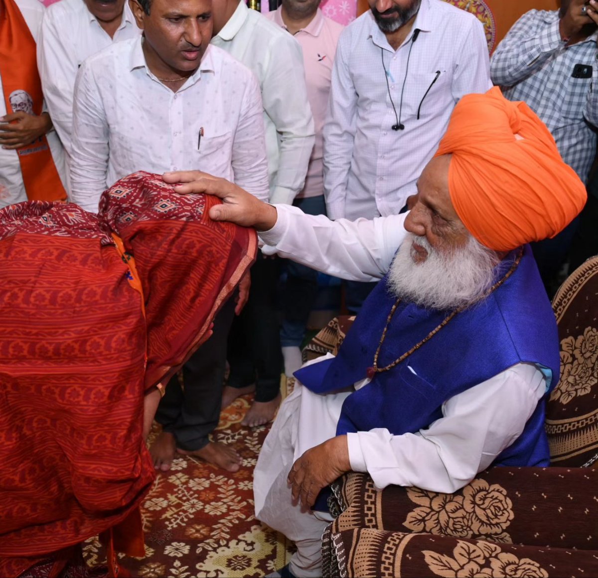 iRekhachaudhari's tweet photo. થરાદ તાલુકાના મોટીપાવડ ગામે બિરાજમાન શ્રી વડવાળા ભગવાનના દર્શન કર્યા અને સમાજ સેવામાં સક્રિય વડવાળા આશ્રમની મુલાકાત કરીને પરમ પૂજ્ય શ્રી બાપુજીના આશીર્વાદ લીધા. https://t.co/dk8gBJDTxQ