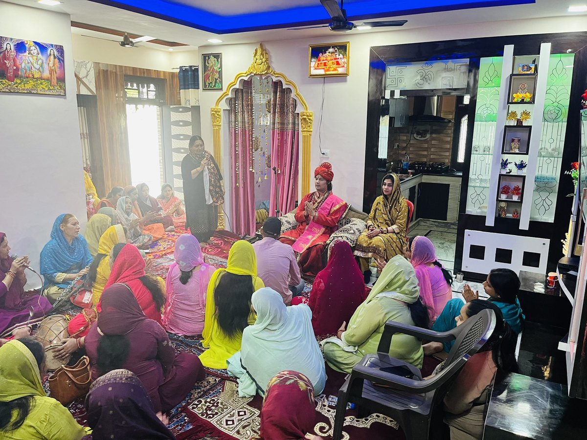 Aadiyogi_Swami's tweet photo. आज हमारे भक्त श्विजय शर्मा जी के घर शिवनगर् कठुआ में सतसंग का आयोजन हुवा अध्यात्म में विशेष चर्चा कर संगतो को नर से नारायण तक कि यात्रा मनुष्य जीव का उद्धार केवल हरि चरणों में हि संभव है आदि प्रवचन से निहाल करने का प्रभु कृपा से प्राप्त हुवा।
#जय_श्री_कृष्ण 
#आदियोगी_गौतम_स्वामी https://t.co/edccPC0x30