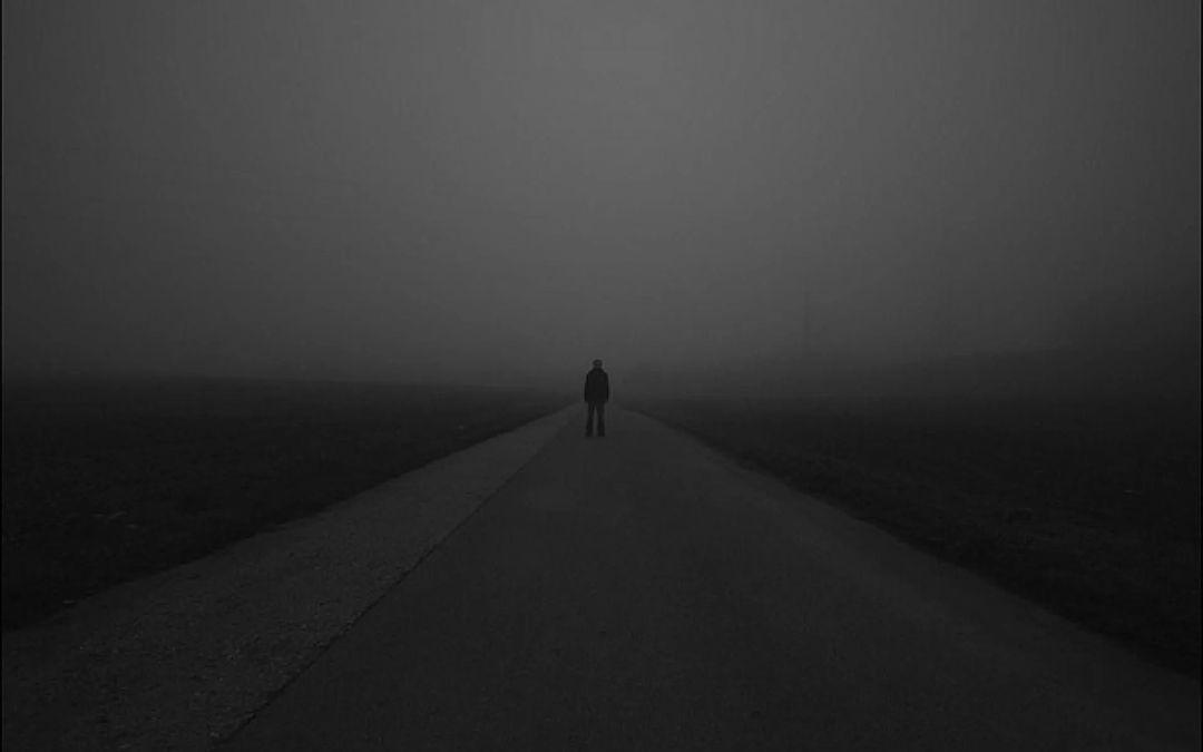 Позволь держать тебя за руку. 
Не хочу возвращаться туда, откуда я так неистово старалась выбраться, где изнутри меня снедали безнадежная тьма и оглушительная тишина.