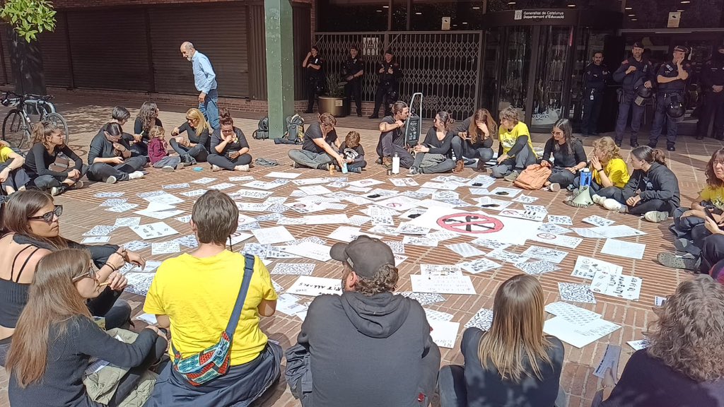 Avui hem anat al Departament per dir PROU. Per la dignitat dels nostres infants i per la qualitat de l’escola pública, demanem al Departament la reversió de la supressió dels grups d’I3. La comunitat educativa de l’escola Riera de Ribes diem NO. #nosomnumeros
