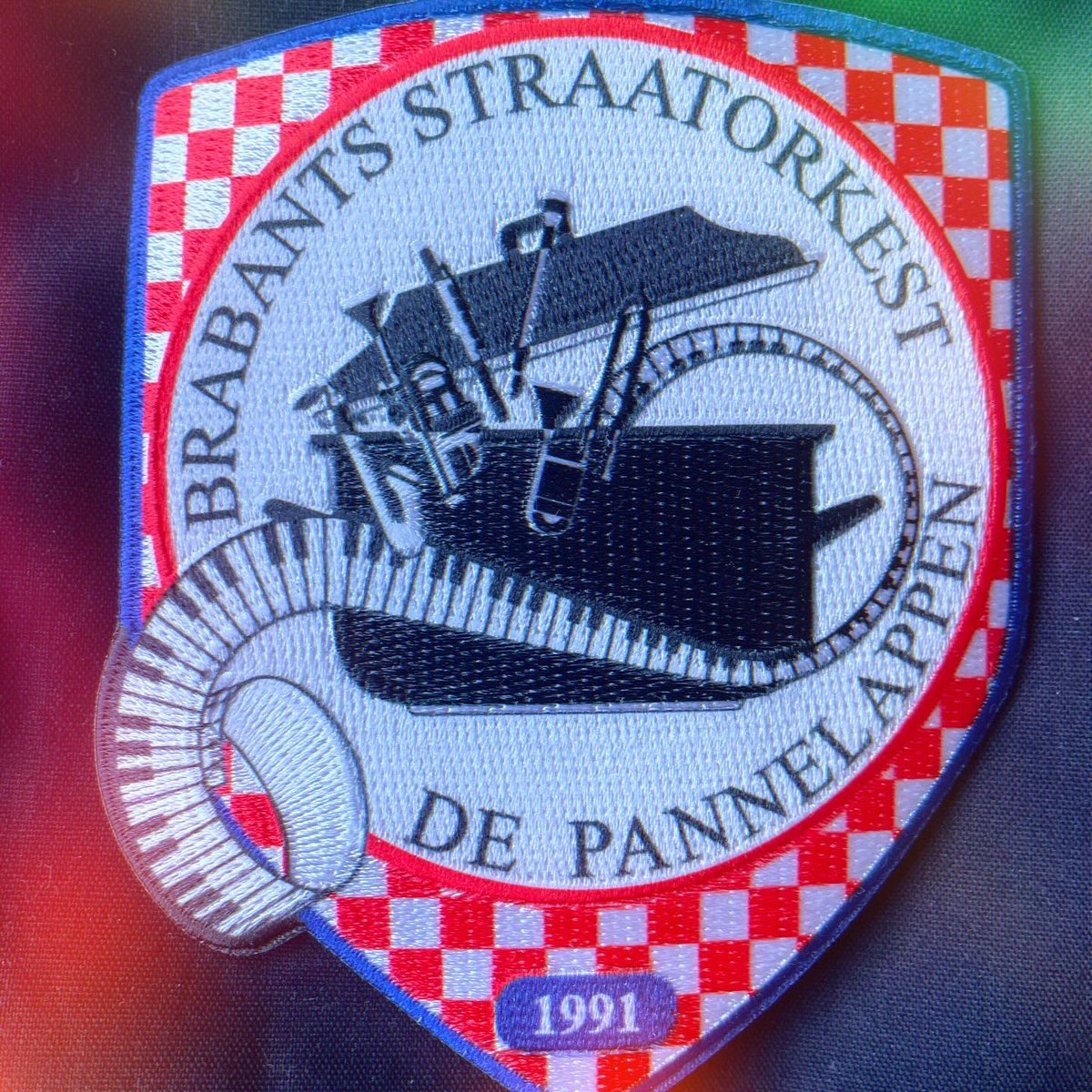 Pannelappen's tweet photo. Ter ere van ons 33jarig jubileum hebben we deze mooie emblemen laten maken. In een zeer gelimiteerde oplage, nl. 3x33 stuks. https://t.co/Ji0APDCVIv