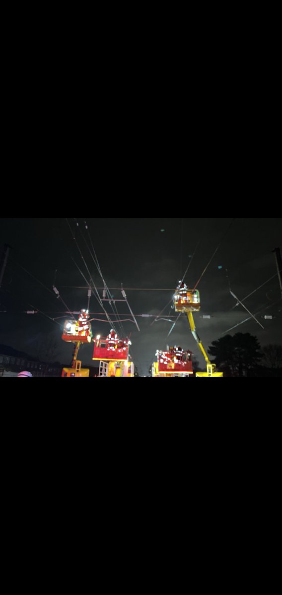 👷We were working hard last weekend upgrading the MML south of Bedford as part of our electrification project. We completed all planned work for the weekend including renewing 11 head spans – pictured here! ⚡️⚡️ @splpowerlinesuk