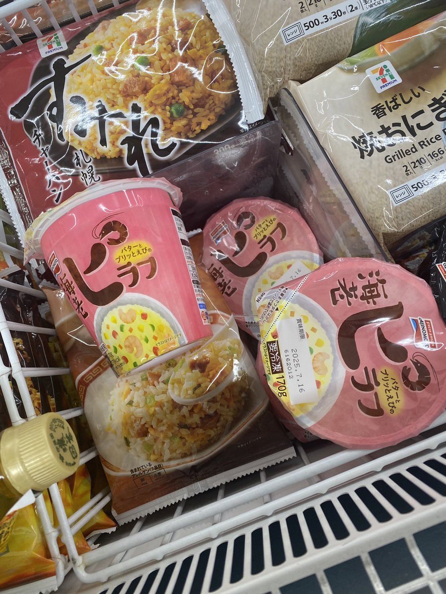 vanvan1192's tweet photo. 大阪では売ってないし調べても出てけえへんけど奈良限定ですか？
知ってる人居ませんか？
#奈良
#セブンイレブン
#エビピラフ https://t.co/zyWu8Uxqsz