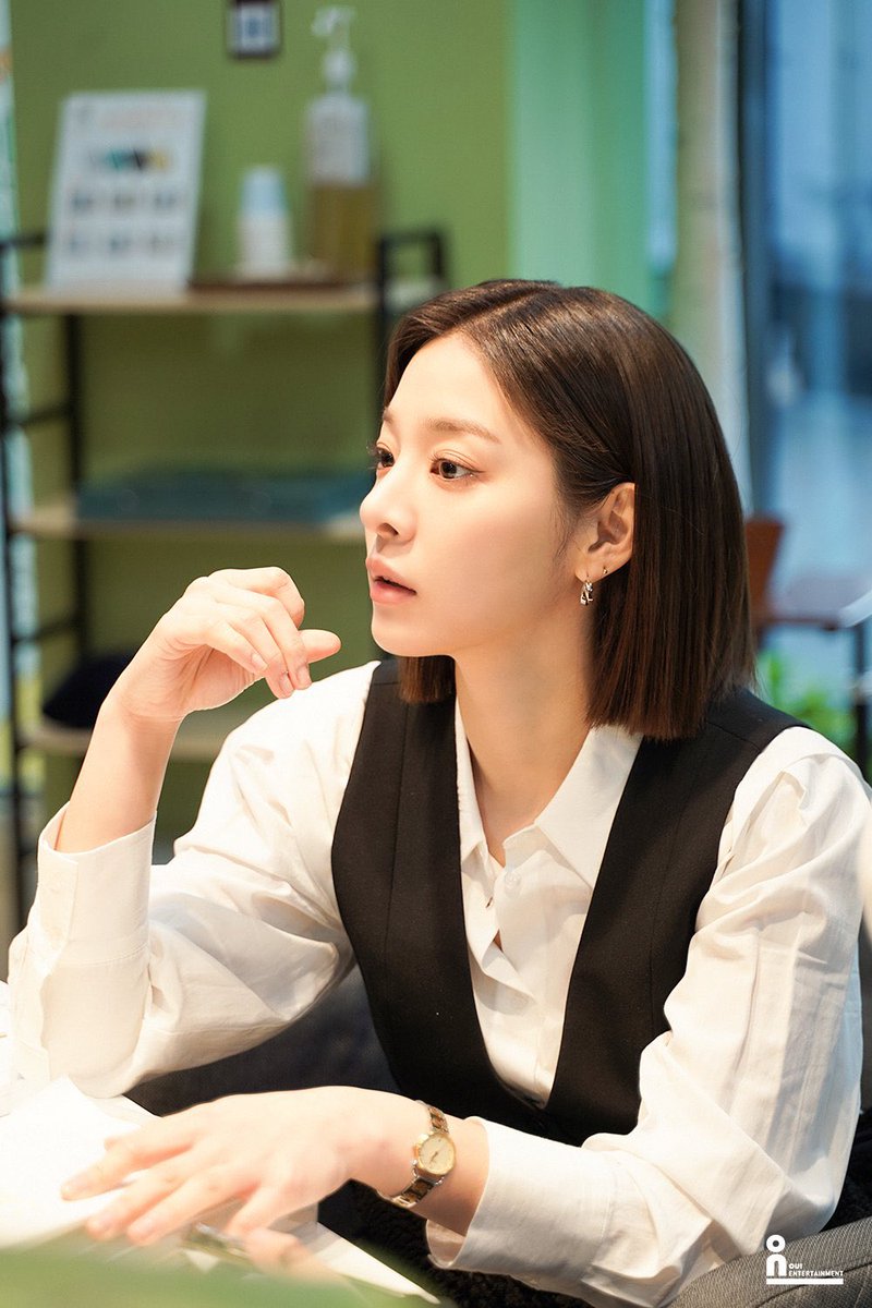 FORSEORINA_TH's tweet image. [ 💼 ] : วิชาแนะแนว101 กับอินอาวันนี้ มาดูอาชีพในบทบาทที่อินอาเคยแสดงกันค่ะ😉

✅👩🏻‍💼 หัวหน้าทีมมาร์เก็ตติ้ง : จินยองซอ #BusinessProposal 📉
✅👮🏻‍♀️ ตำรวจ : คิมชองอา #BeautifulLoveWonderfulLife 🚔
✅👩🏻‍✈️ แอร์โฮสเตส : อิมแทอึน #EmergencyDeclaration ✈️
#ซอลอินอา #SEORINA #SeolInAh #설인아