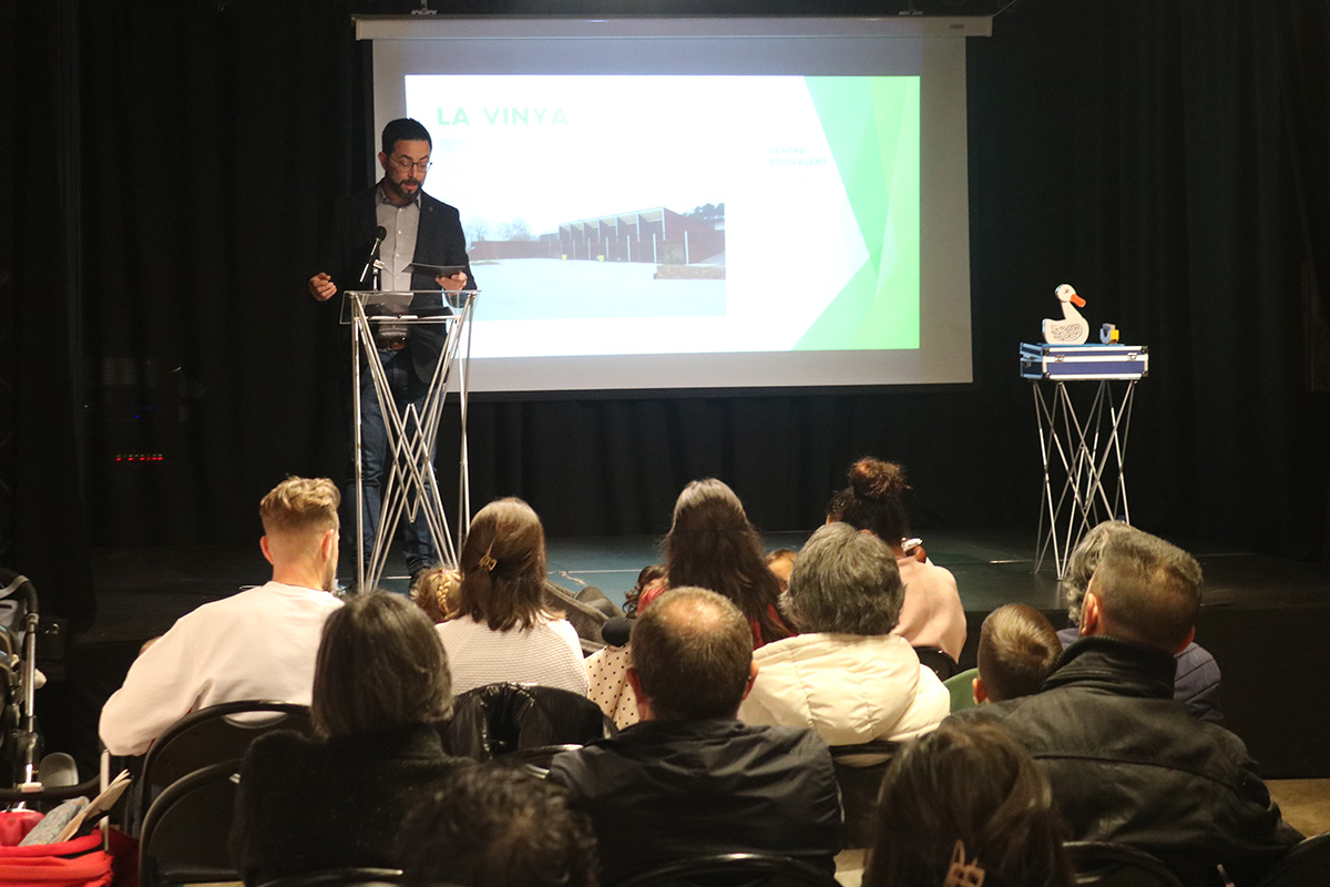 ajmartorelles's tweet image. 👨‍👩‍👧 El Celler de Carrencà va acollir divendres la Recepció a les persones nouvingudes i nascudes a #Martorelles l'any 2023

📊 Al 2023 s'han empadronat al municipi 360 persones en 204 habitatges i han nascut 37 nadons. 

#Benvinguda #Natalitat #Poble