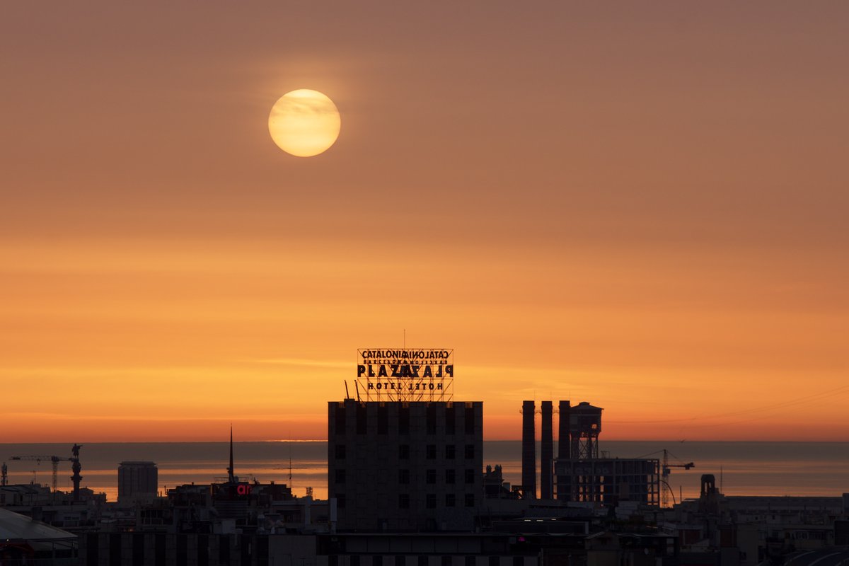 nacho_roca's tweet photo. Pols en suspensió. Salida de sol con polvo en suspensión #salidadesol #PolsSahariana #Barcelona #sol @AEMET_Cat @AlfredRPico @TomasMolinaB @tiempobrasero @Tiempo_Mercedes @lasextameteo @SaraValle_ @SergiLoras @ElTiempo_tve @eltempsTV3 @NatGeoEspana https://t.co/p0iV6JjBif