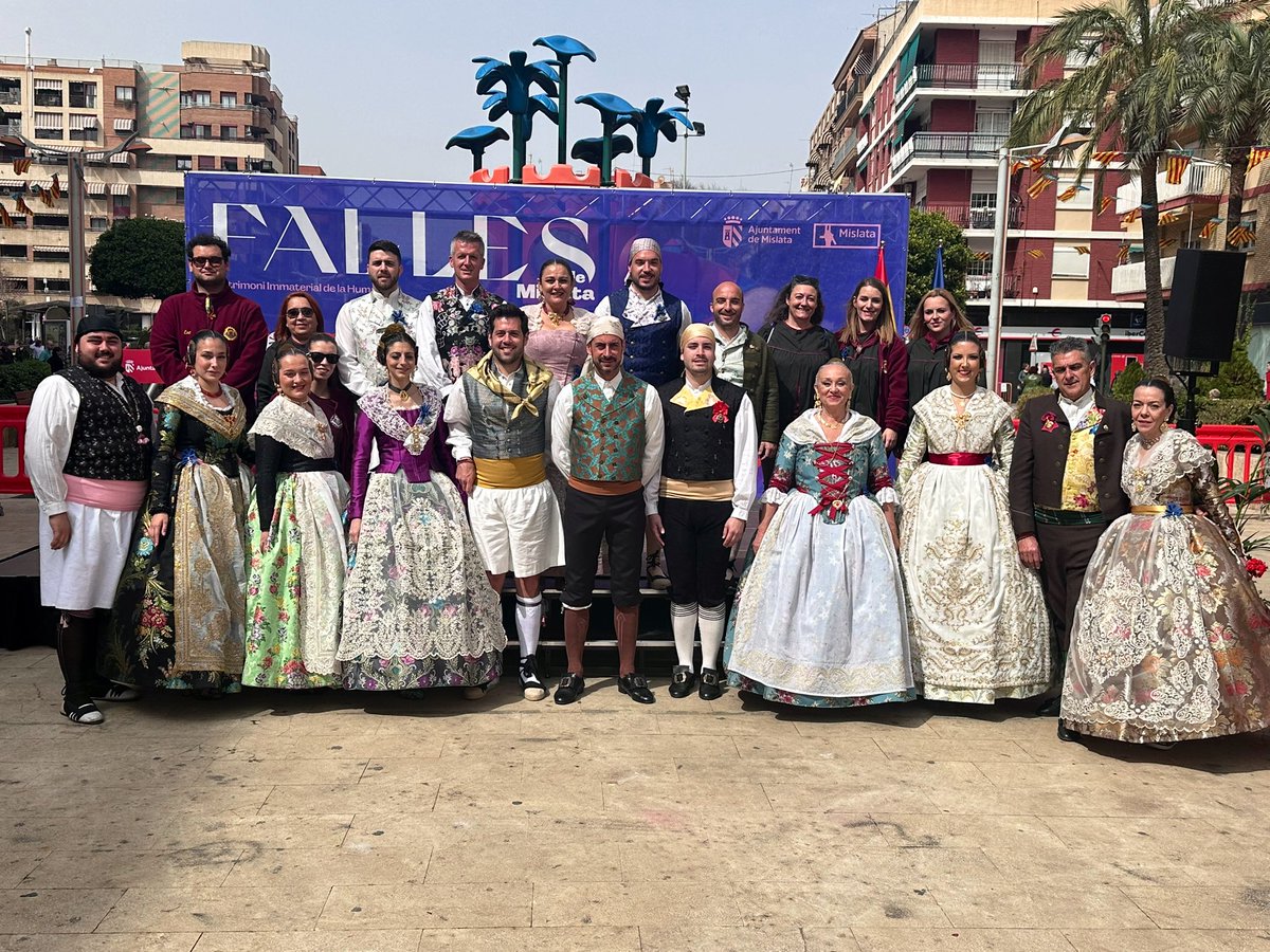 AjMislata's tweet photo. 💐 Homenatge de les #FallesdeMislata a Sant Josep i la Mare de Déu dels Àngels.
🥁 L'Agrupació i les comissions falleres rendixen tribut a la patrona a l'avinguda de Gregori Gea.
A continuació, #Mascletà conjunta!
El programa ➤ https://t.co/xRl90Bb8DS
🔥#MislataEnFalles https://t.co/nsh7OefCnF