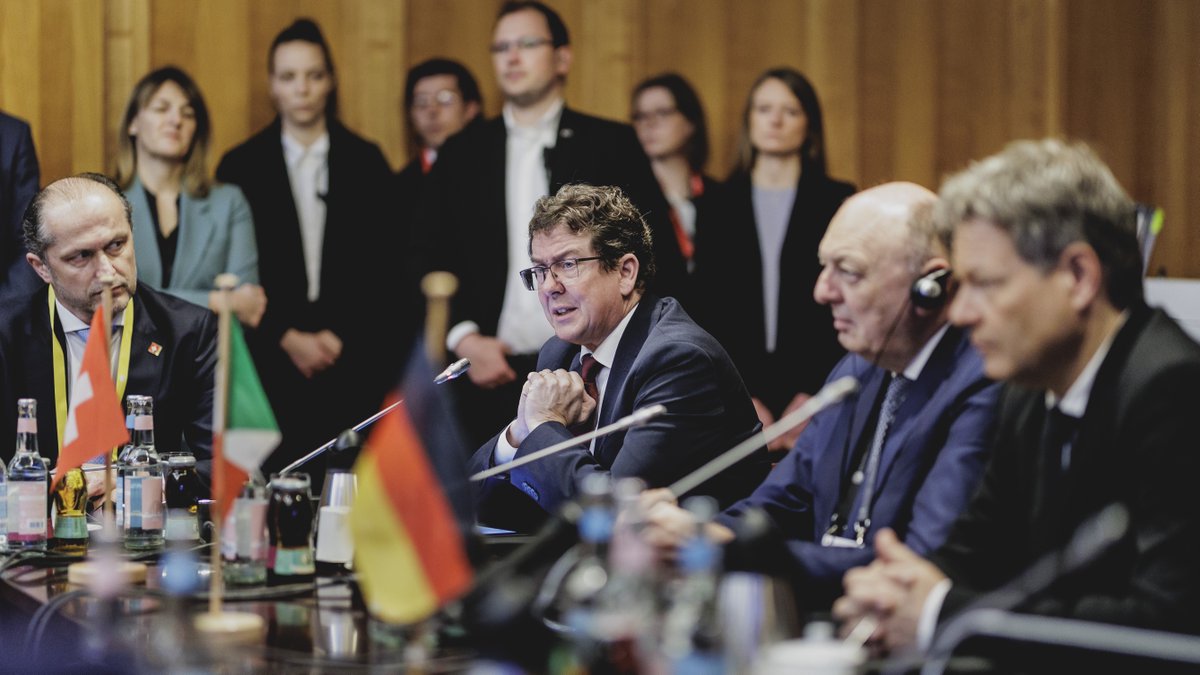 UVEK - DETEC - DATEC (@uvek) on Twitter photo #Bundesrat #AlbertRoesti hat heute das Gas-Solidaritätsabkommen🇨🇭🇩🇪🇮🇹 unterzeichnet✍️. Die #Schweiz, #Deutschland und #Italien haben vereinbart, sich im Notfall mit #Gaslieferungen auszuhelfen.
➡️ uvek.admin.ch/uvek/de/home/u…
#Gas #Versorgungssicherheit #Bundesrat #AlbertRoesti hat heute das Gas-Solidaritätsabkommen🇨🇭🇩🇪🇮🇹 unterzeichnet✍️. Die #Schweiz, #Deutschland und #Italien haben vereinbart, sich im Notfall mit #Gaslieferungen auszuhelfen.
➡️ uvek.admin.ch/uvek/de/home/u…
#Gas #Versorgungssicherheit