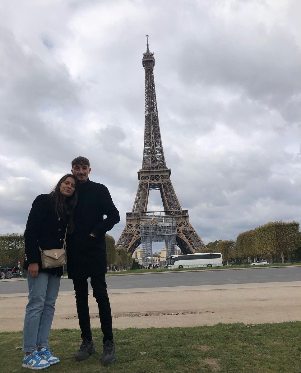 ttoriivega's tweet photo. ho appena scoperto la causa di tutti i mali:
✨la maledizione di Parigi✨
RICOMPONETEVI E NON ANDATE MAI PIÙ NELLA CITTÀ DELLE COPPIE CHE SCOPPIANO
#perletti #marcesca #ciruto https://t.co/gMKKjlCX1q