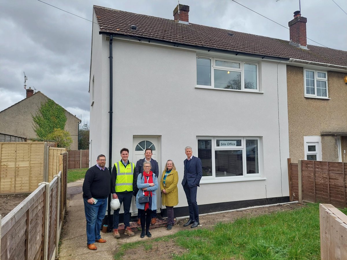 WeAreVIVIDhomes's tweet photo. With progress being made on the delivery of energy efficiency improvement works to over 400 of our homes in Farnborough, we welcomed Councillor Martin Tennant to the development. Read all about the visit and the development here: https://t.co/0rQtB2RzIw #AffordableHousing https://t.co/mdMKTDBagY