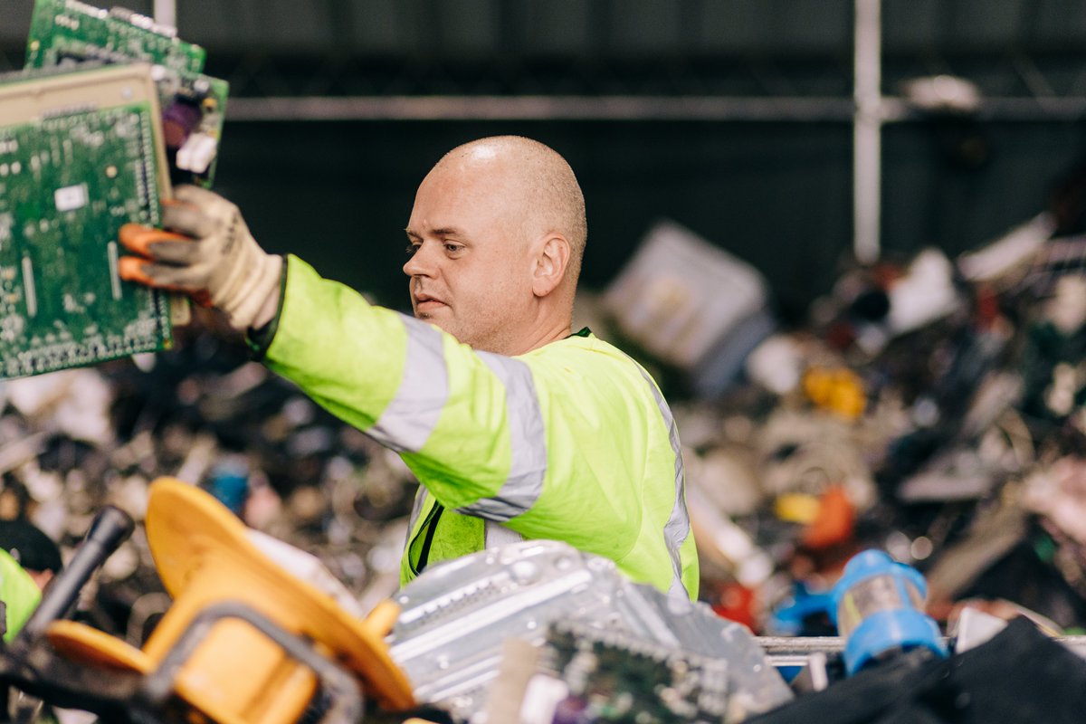 Repairing &amp; recycling #WEEE is an essential approach to ensuring we preserve the world’s precious resources &amp; reduce our impact on the environment. On #GlobalRecyclingDay make it your mission to explore the potential for your business to embrace #circulareconomy processes 🔧♻️