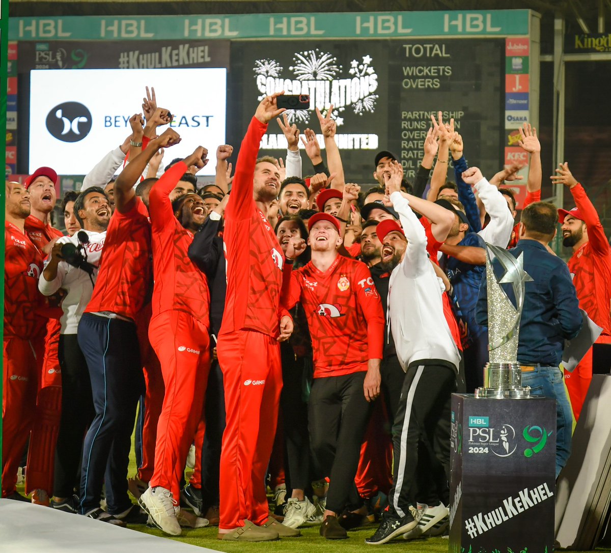 The champions selfie 🤳🏆 #HBLPSL9 | #KhulKeKhel